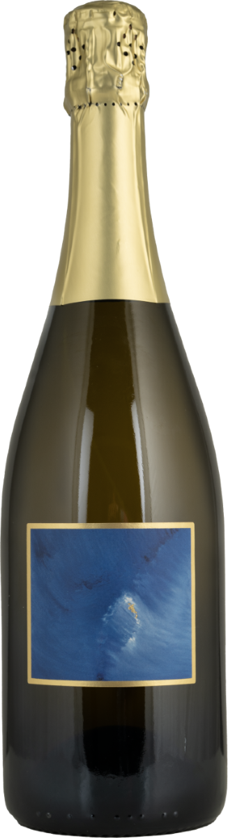 Bouteille de vin (Epesses) à étiquette bleue bordée de doré nommée 